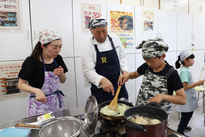 スープカレーを調理する様子