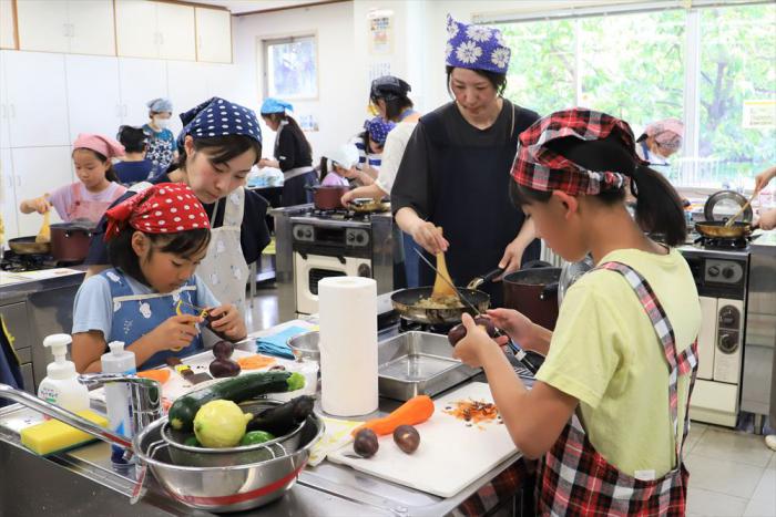 スープカレーを調理する様子