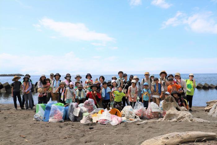 海辺で拾ったごみと参加者