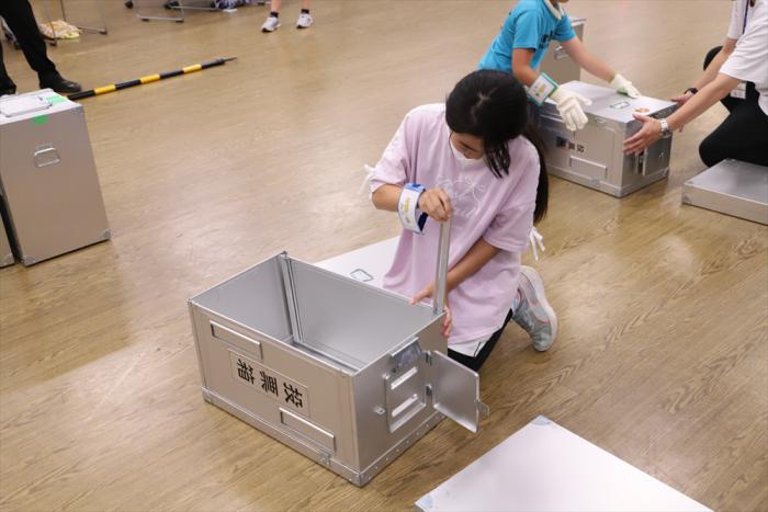 投票箱の組み立ての様子