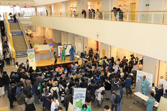 ステージイベントに集まった観客の様子