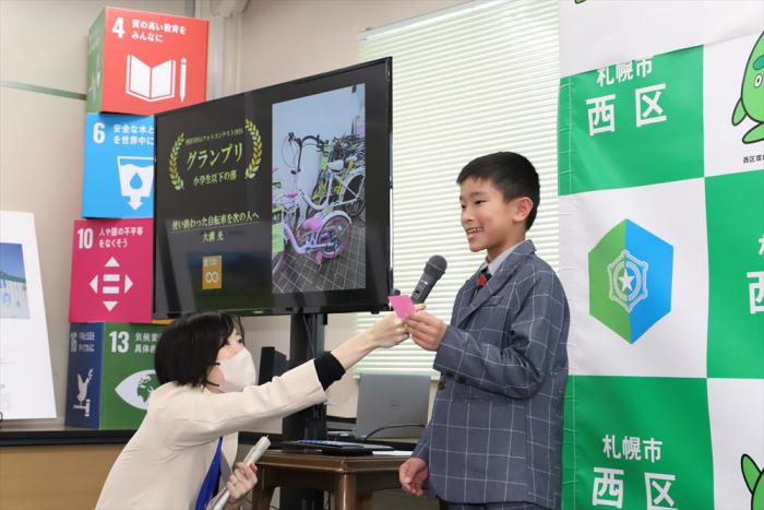 小学生以下の部グランプリ受賞者のコメントの様子