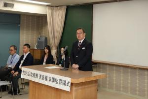 挨拶する渋谷西区長