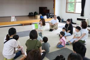 学生による絵本の読み聞かせ