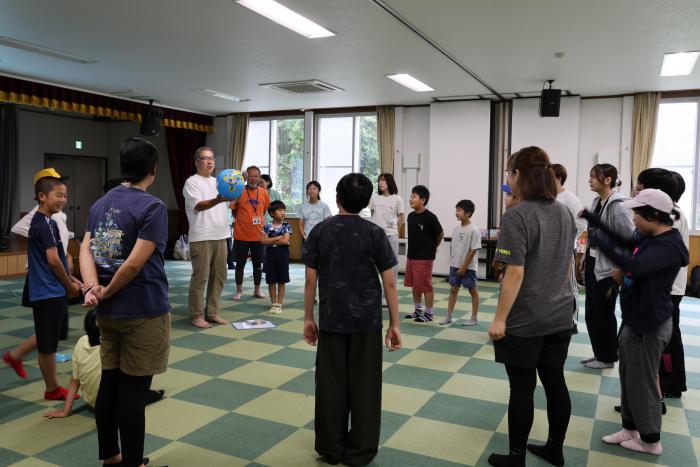 地球ボールを使ったゲームの様子