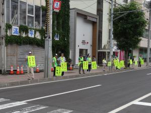 交通安全街頭啓発の様子2