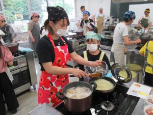 スープカレーを調理する様子