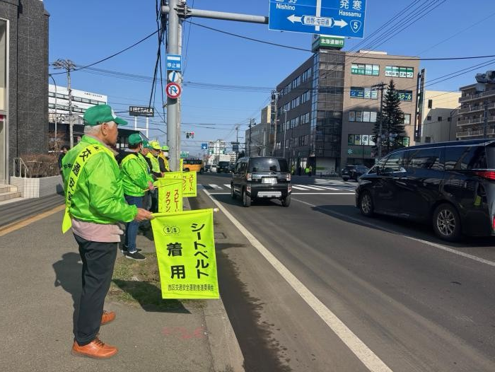 街頭啓発の様子（西町北20丁目交差点）