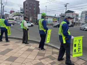 街頭啓発の様子（西町北7丁目交差点）