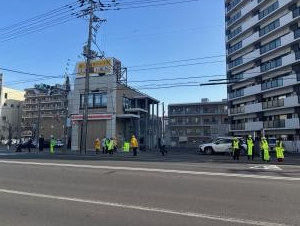 街頭啓発の様子（西町北20丁目交差点）