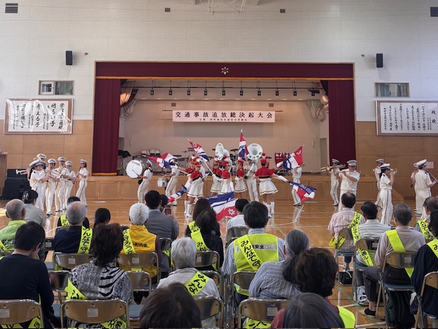 北海道警察音楽隊・カラーガード隊によるドリル演奏