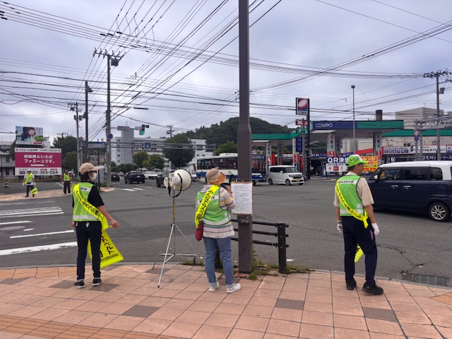 街頭啓発の様子（西野3条3丁目交差点）