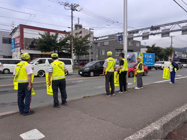 街頭啓発の様子（西野3条3丁目交差点）