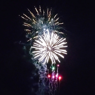 夜空に広がる花火