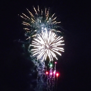 夜空に広がる花火