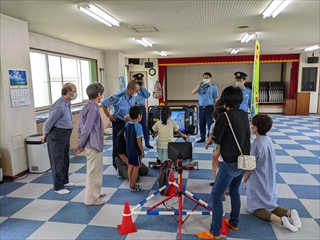 子どもたちは交代で自転車シミュレーターを体験