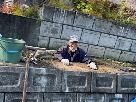 満面の笑みで掲示板の更新作業中の太田西野第三町内会長