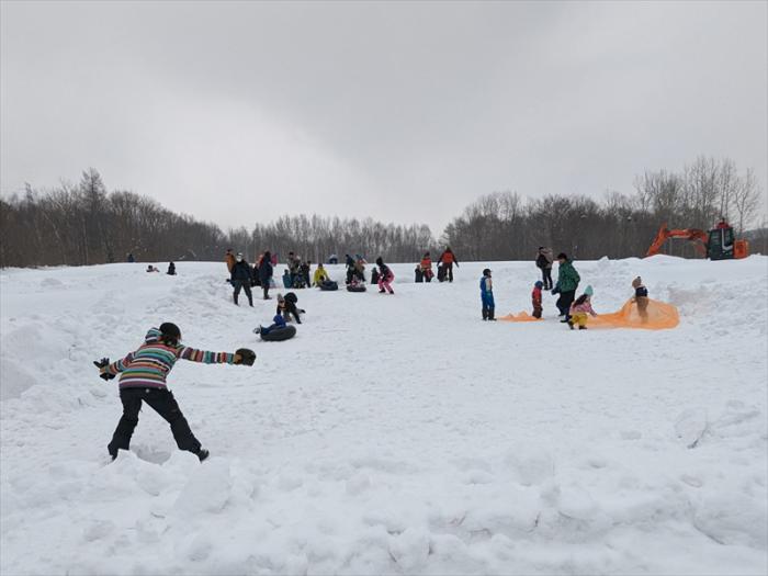 雪が積もった段々畑の一部（幅12から13メートル、長さ15メートル程度）が整地されそり遊び場となりました