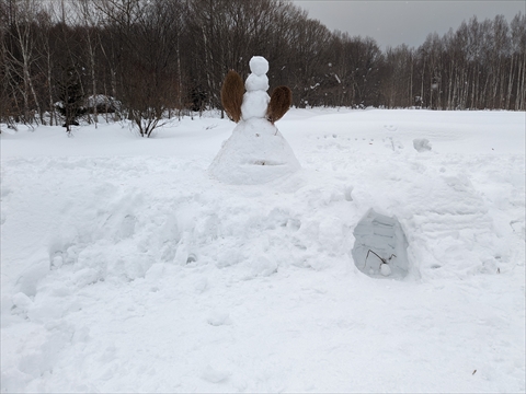 「探検隊」が去った後には、三角錐状の雪山の上に雪玉を3個つみあげ、植物で耳をつけた雪像と、積みあがった雪開けられた横穴が残されて