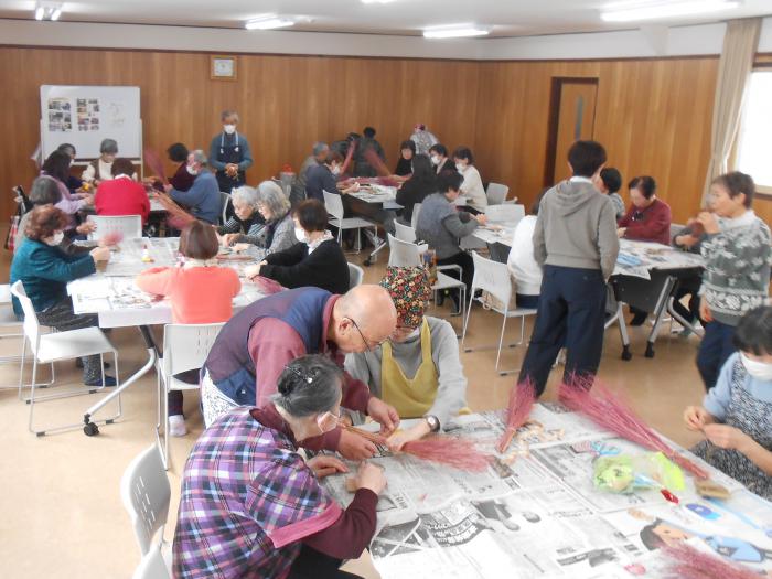 ほうき作りの様子