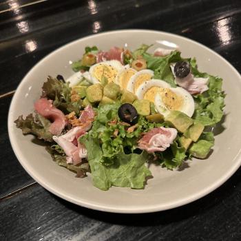 ケンズカフェのアボカド生ハムサラダ