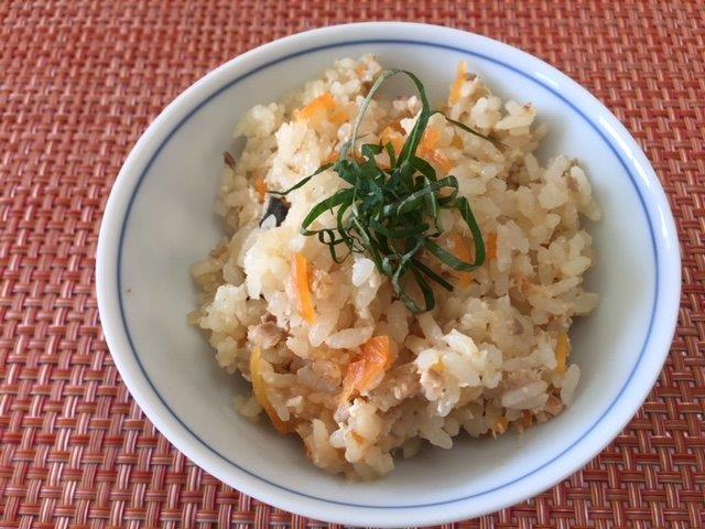 鮭缶の炊き込みご飯の写真