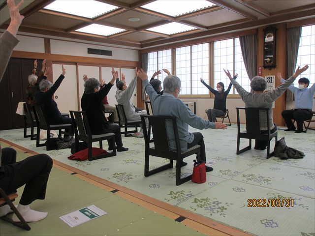 座位で筋肉トレーニングのようす