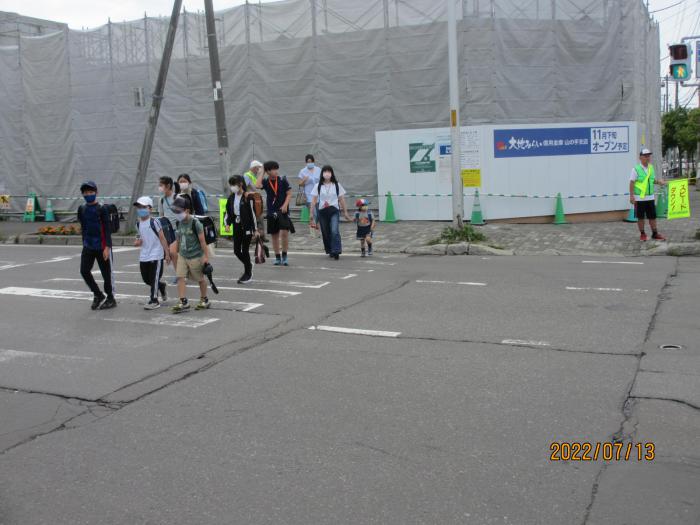 街頭啓発と通学児童のようす