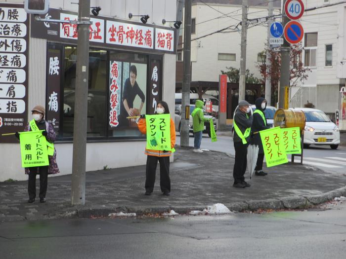 昼間街頭啓発の様子（山の手郵便局前交差点）