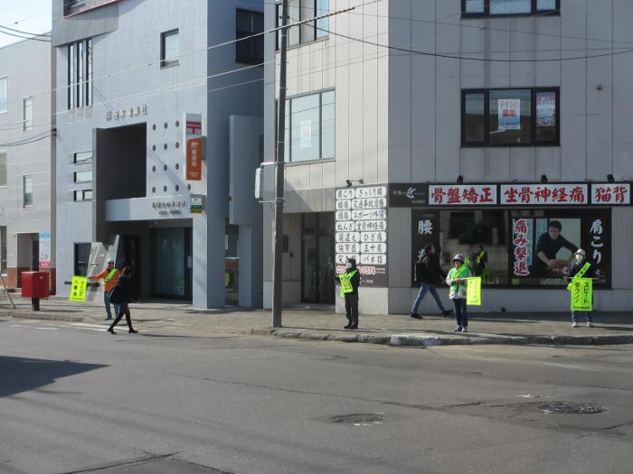 早朝街頭啓発の様子（山の手郵便局前交差点）