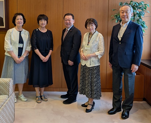 令和6年度札幌市オンブズマン活動状況報告書手交式議長集合写真