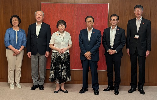令和6年度札幌市オンブズマン活動状況報告書手交式市長集合写真