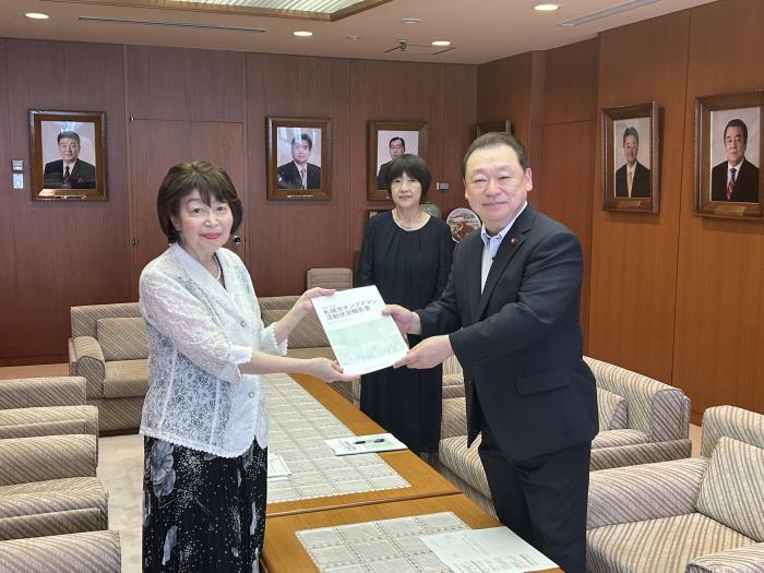令和7年度活動状況報告書議長手交