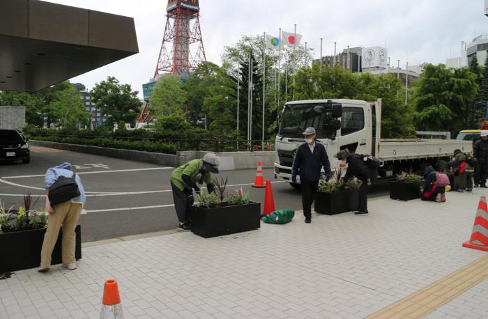 SAPPOROフラワーズによる花植えの様子