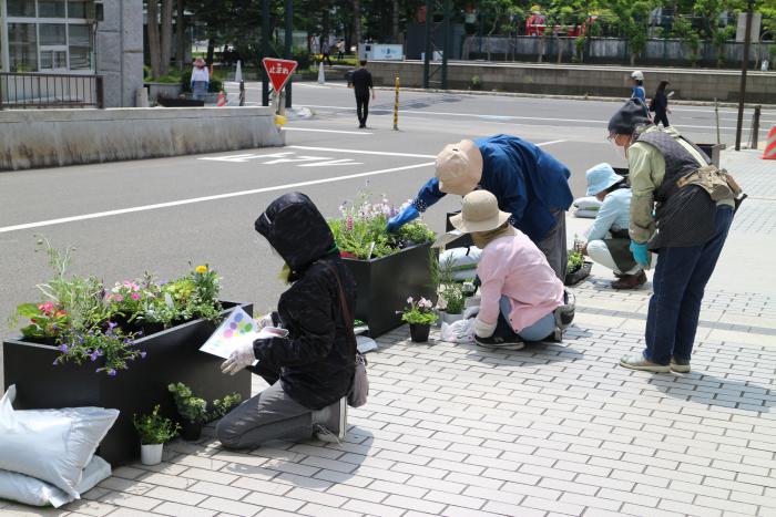 ガーデニングリラの会の作業風景