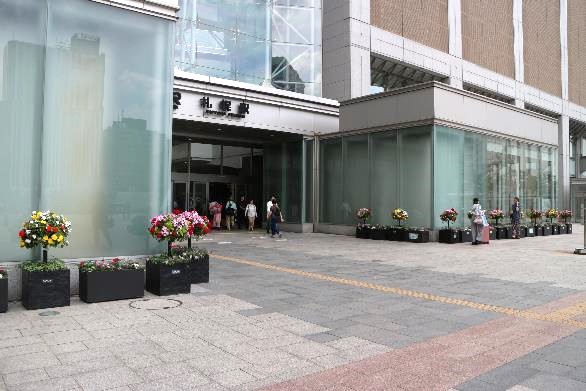 札幌駅南口駅前広場フラワーコンテナの様子1
