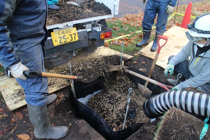大通公園における雨水浸透型花壇での貯留試験（令和4年12月）