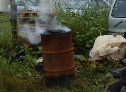 ドラム缶で廃棄物を焼却している様子