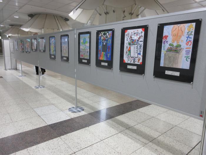 令和6年度札幌市各区明るい選挙啓発優秀作品総合展示の様子（ポスター作品）