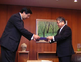 札幌市長への提言書提出風景