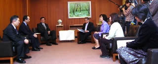 札幌市長への提言書提出風景