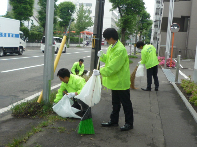 写真：路上のごみ拾いの様子