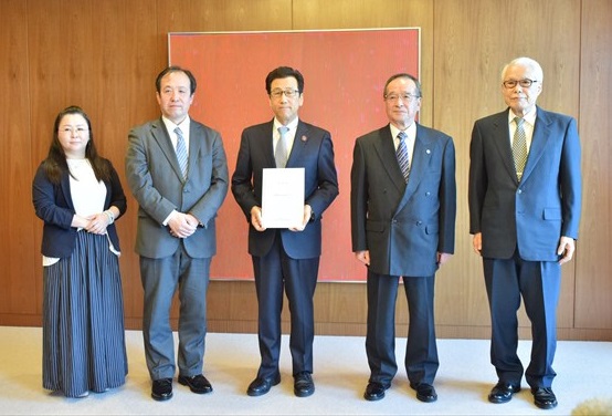 秋元市長と委員による集合写真