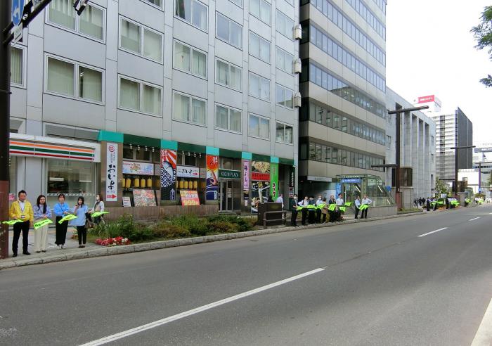 交通安全の呼びかけの様子