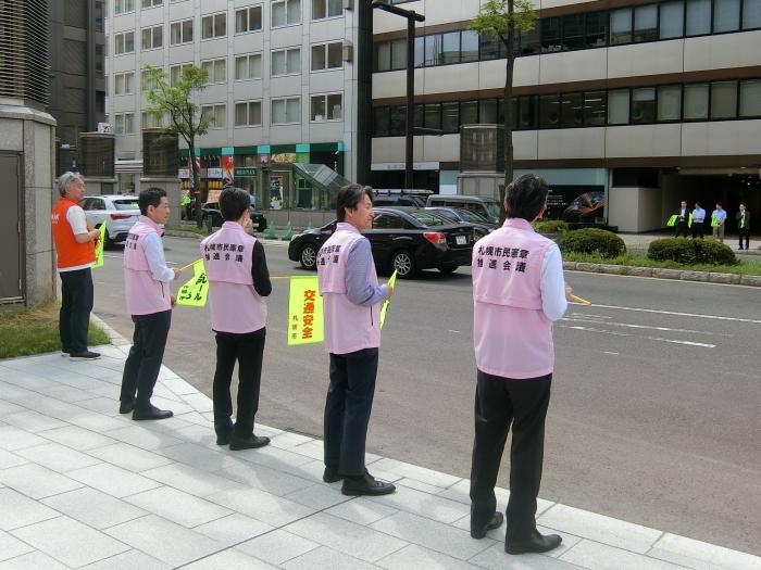 交通安全の呼びかけの様子