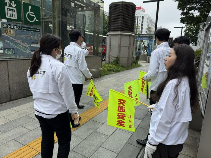 交通安全の呼びかけの様子