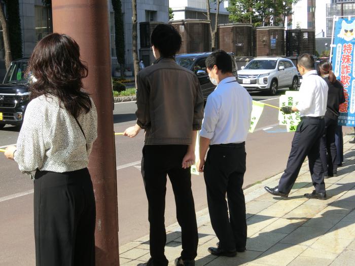 交通安全の呼びかけの様子