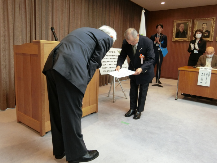 表彰状及び記念品の贈呈