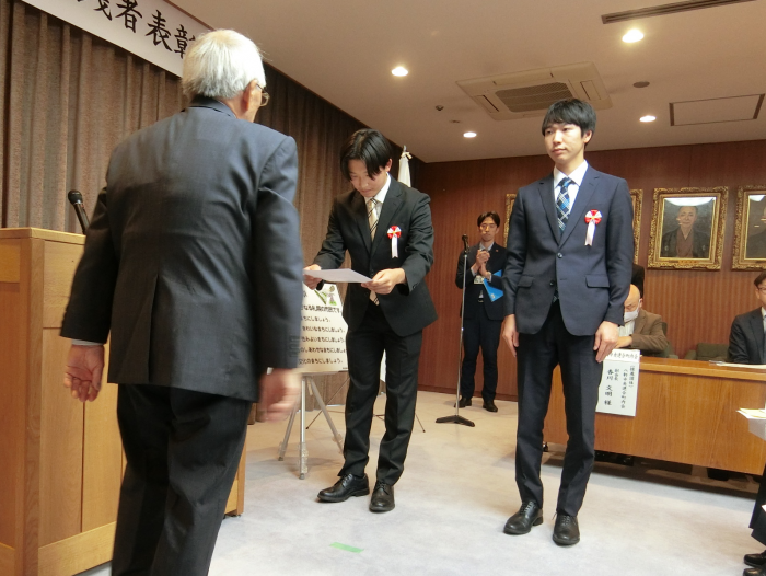 表彰状及び記念品の贈呈