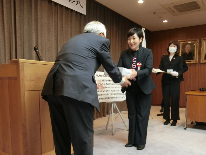 表彰状及び記念品の贈呈